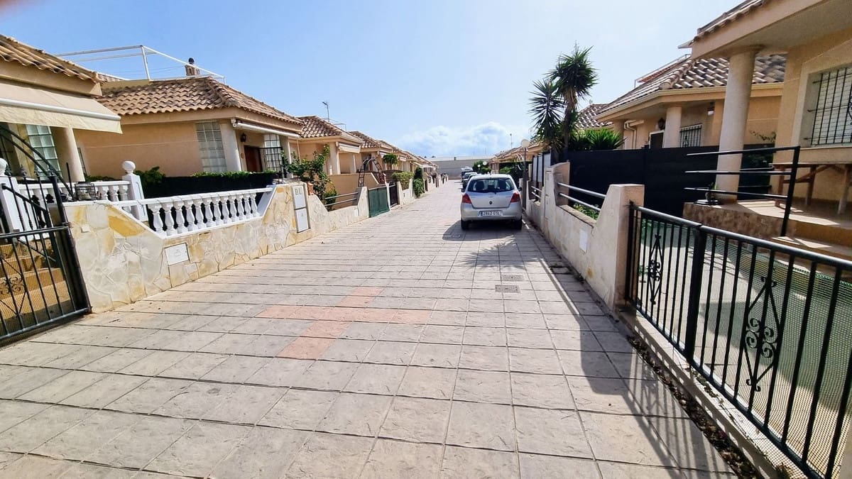 Chalet de 3 habitaciones en La Zenia en venta con piscina garaje - 280.000 € (Ref: 10071373)