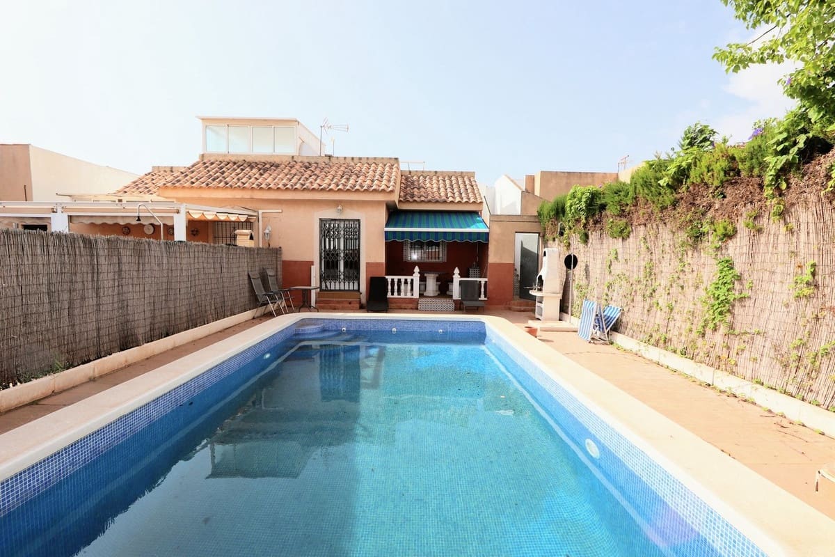 Chalet de 3 habitaciones en La Zenia en venta con piscina garaje - 280.000 € (Ref: 10071373)