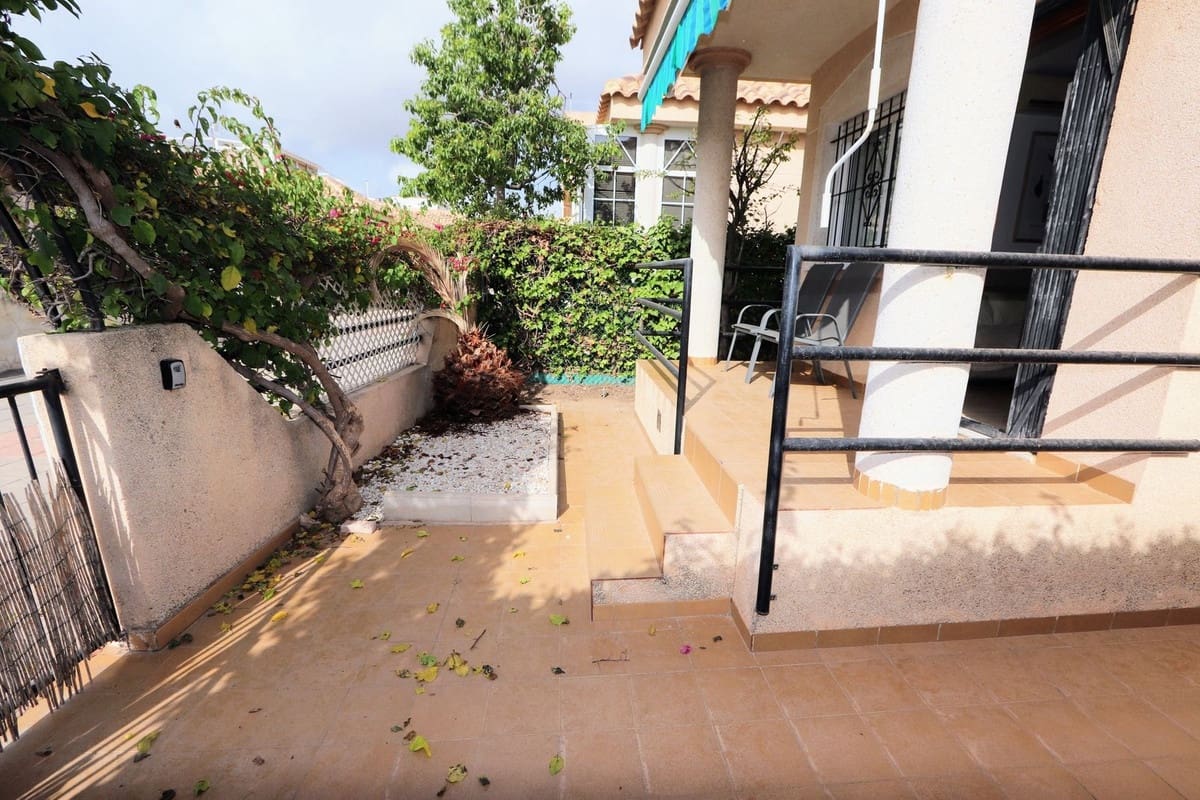 Chalet de 3 habitaciones en La Zenia en venta con piscina garaje - 280.000 € (Ref: 10071373)