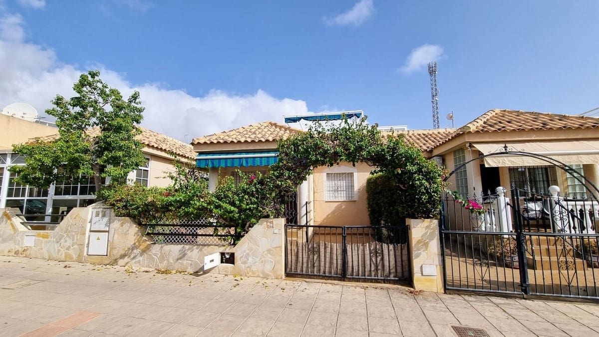 Chalet de 3 habitaciones en La Zenia en venta con piscina garaje - 280.000 € (Ref: 10071373)