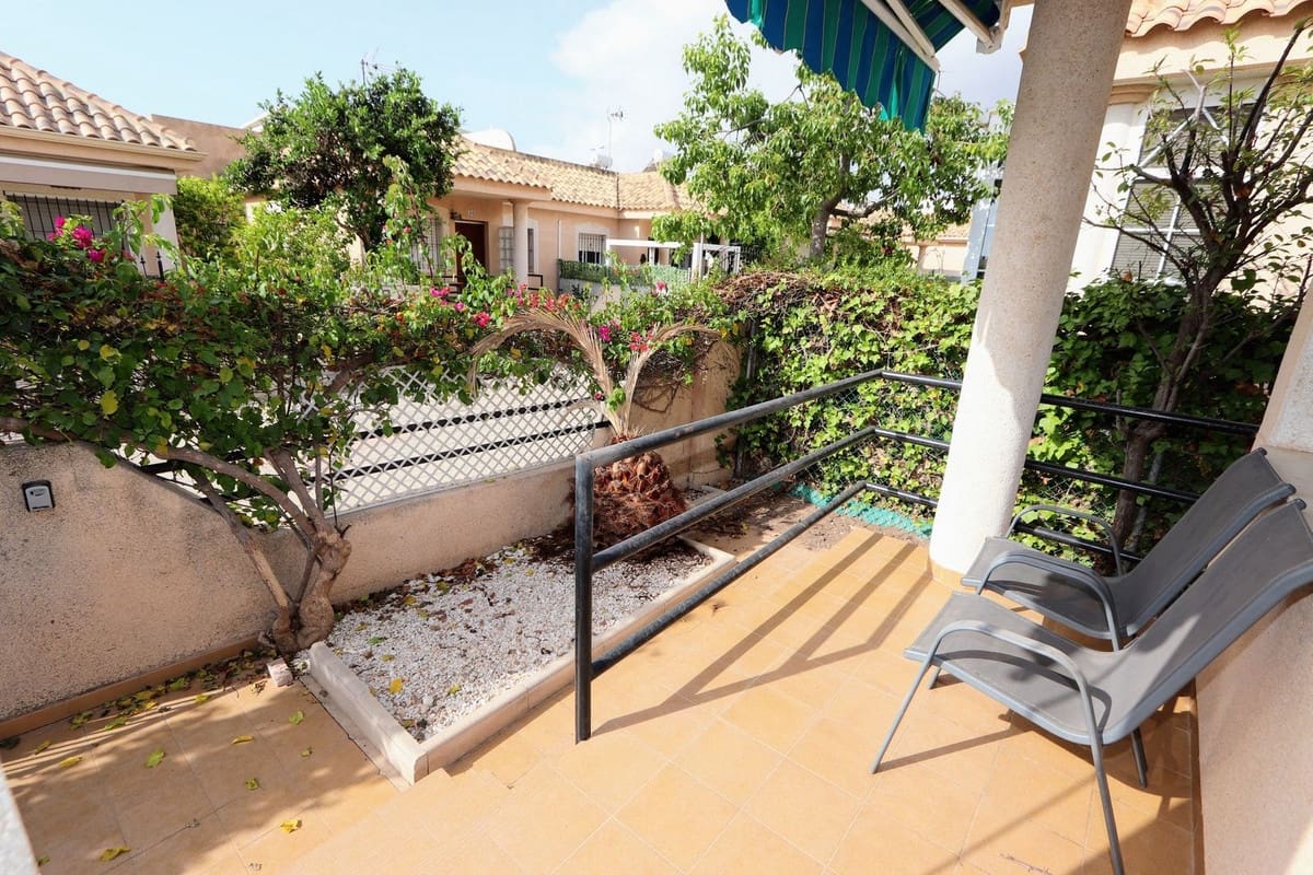 Chalet de 3 habitaciones en La Zenia en venta con piscina garaje - 280.000 € (Ref: 10071373)