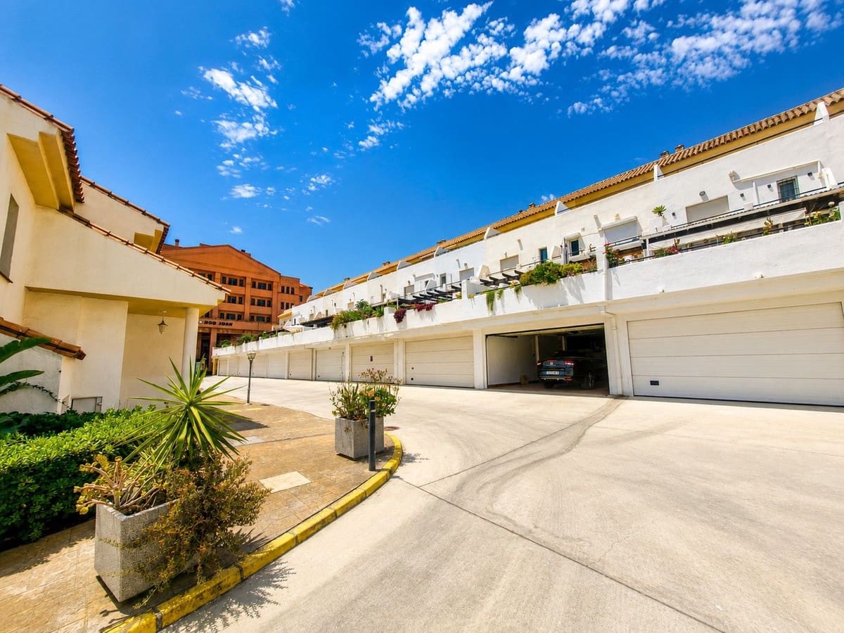 4 soverom Villa til salgs i La Duquesa / Puerto de la Duquesa med svømmebasseng garasje - € 439 000 (Ref: 10071424)