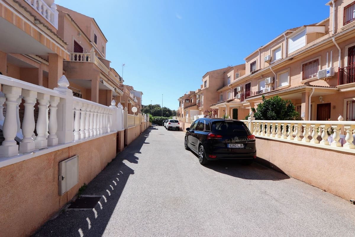 3 Zimmer Haus zu verkaufen in Playa Flamenca mit Pool Garage - 285.000 € (Ref: 10071460)