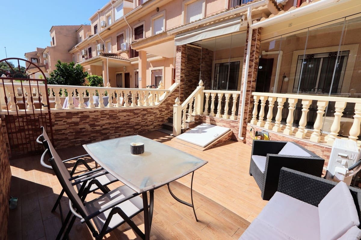 3 Zimmer Haus zu verkaufen in Playa Flamenca mit Pool Garage - 285.000 € (Ref: 10071460)