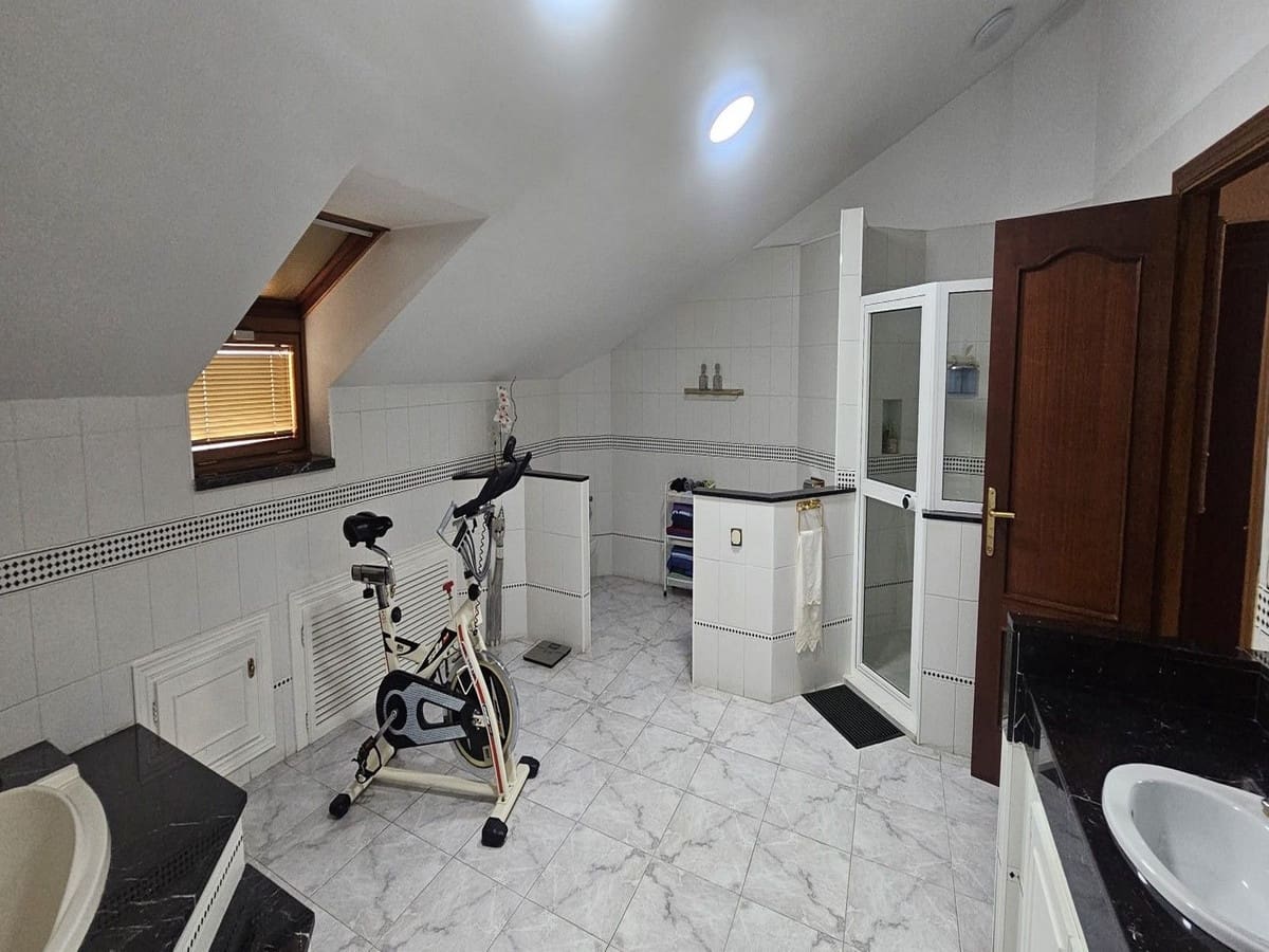 5 Zimmer Apartment zu verkaufen in Fuengirola mit Pool Garage - 742.000 € (Ref: 10071506)
