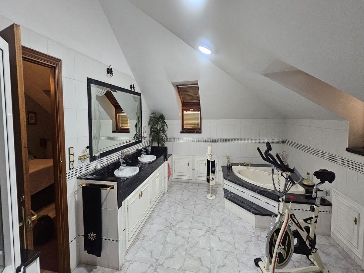 5 Zimmer Apartment zu verkaufen in Fuengirola mit Pool Garage - 742.000 € (Ref: 10071506)