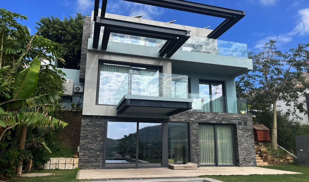 5 makuuhuone Huvila myytävänä paikassa Mijas Costa mukana uima-altaan 
autotalli - 1 600 000 € (Ref: 10071513)
