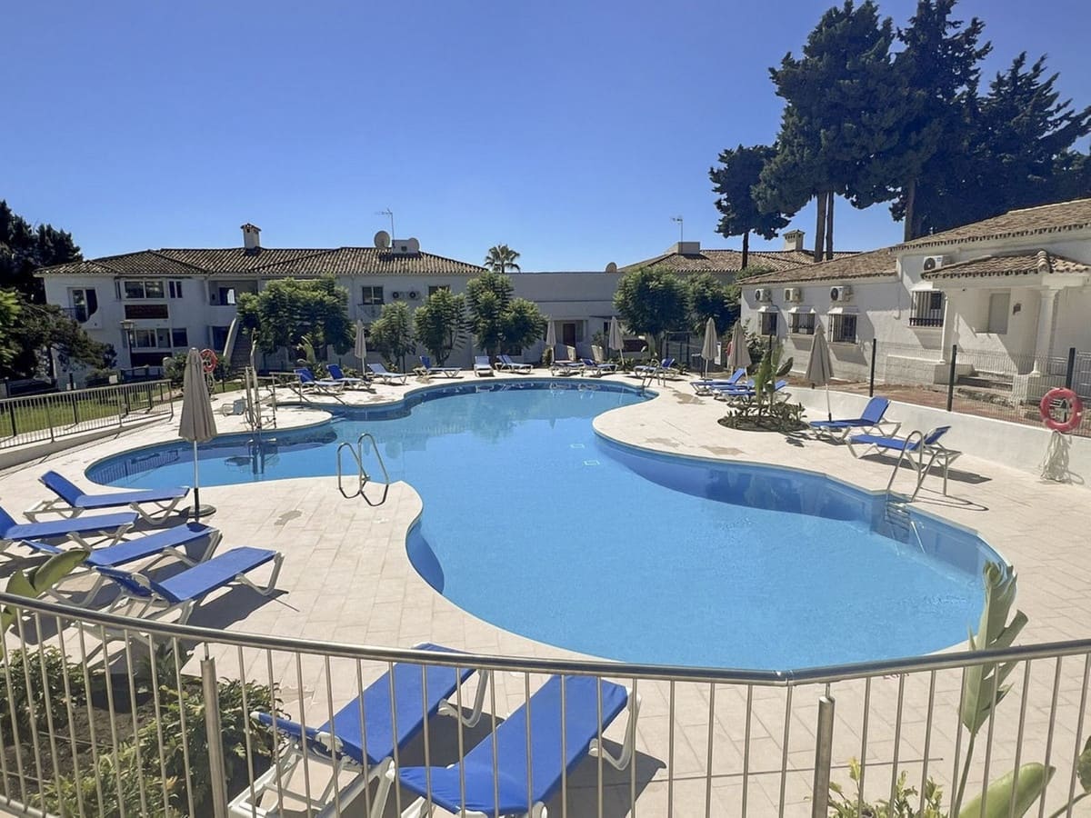 1 bedroom Apartment for sale in El Paraiso with pool - € 249,500 (Ref: 10071524)