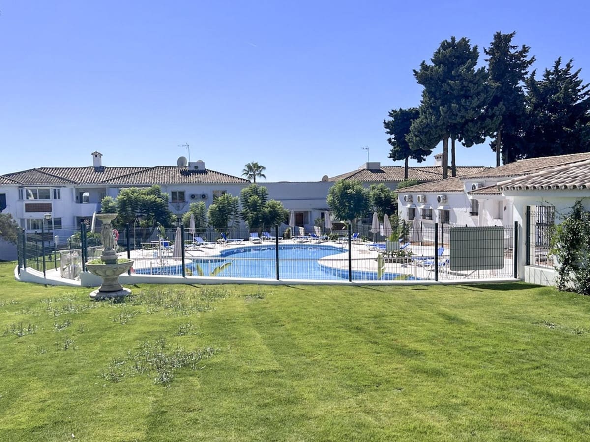 1 bedroom Apartment for sale in El Paraiso with pool - € 249,500 (Ref: 10071524)