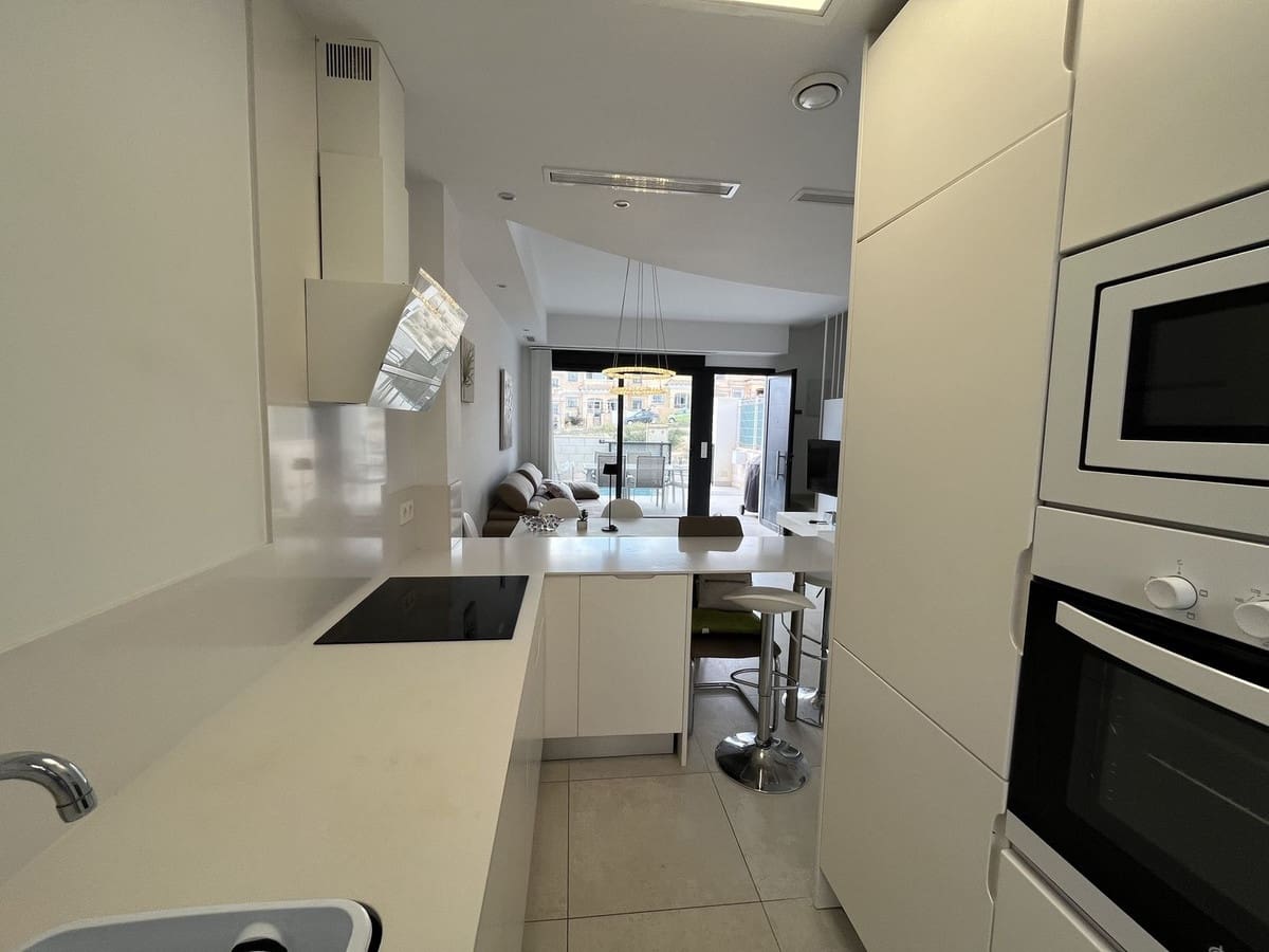 3 makuuhuone Omakotitalo myytävänä paikassa Villamartin mukana uima-altaan - 335 000 € (Ref: 10071598)