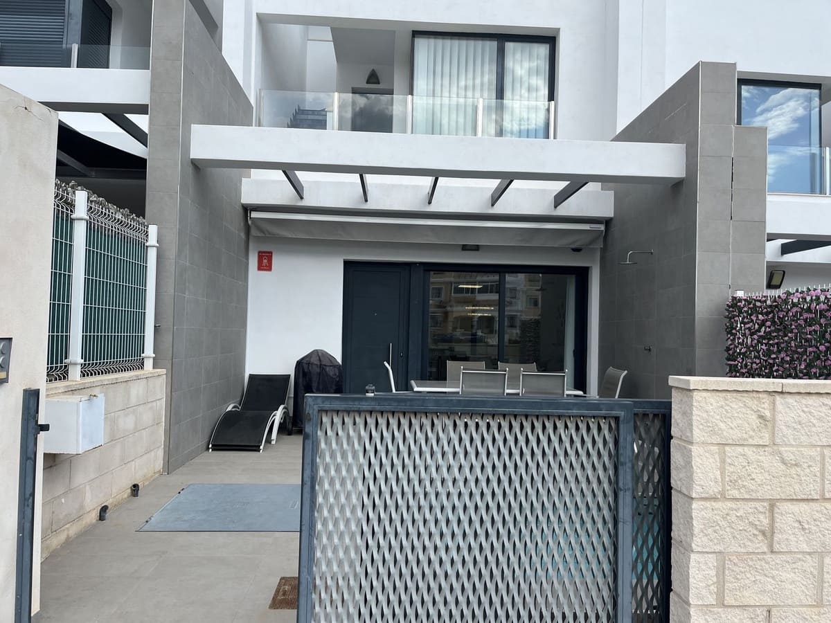 3 makuuhuone Omakotitalo myytävänä paikassa Villamartin mukana uima-altaan - 335 000 € (Ref: 10071598)