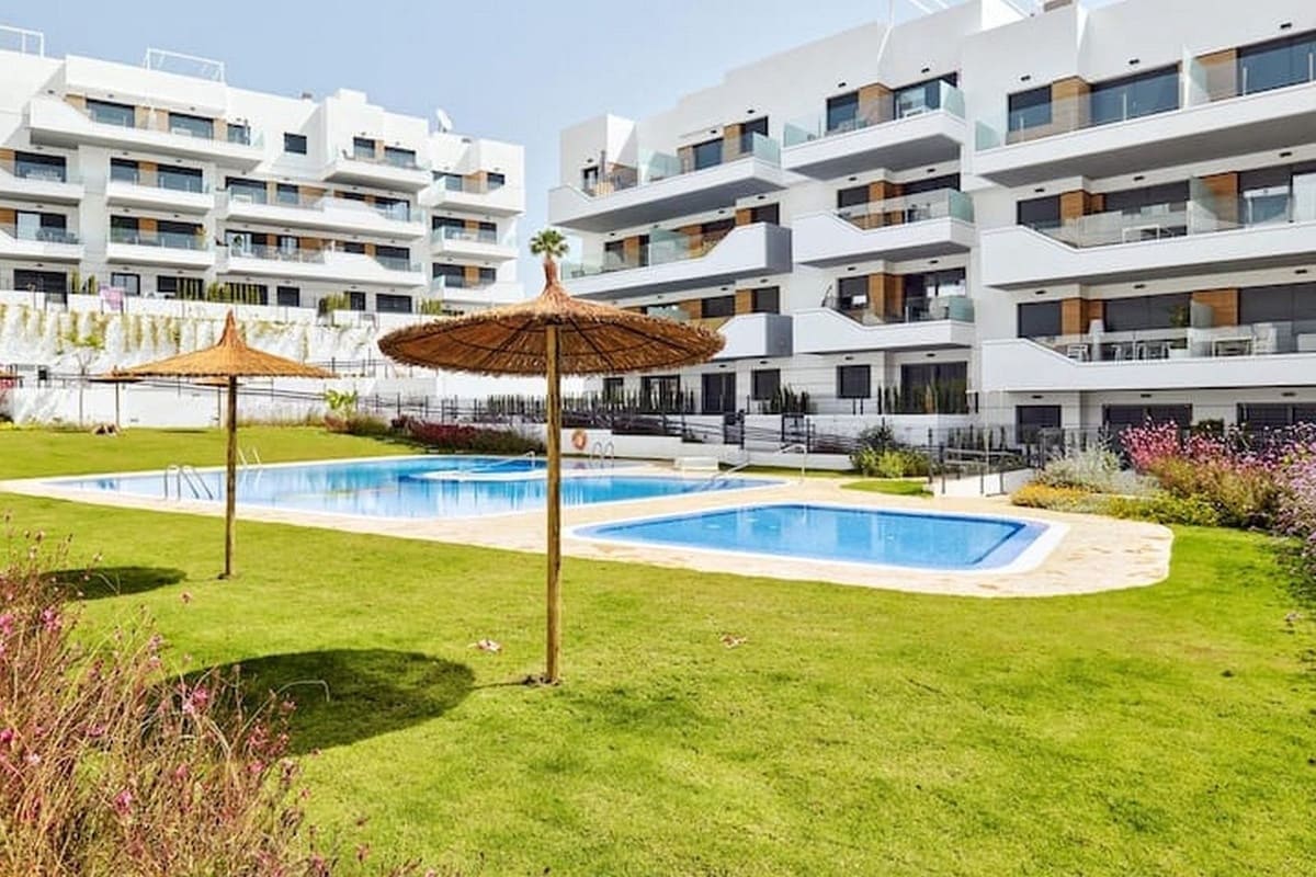 Apartamento de 2 habitaciones en Villamartin en venta con piscina garaje - 269.000 € (Ref: 10071606)