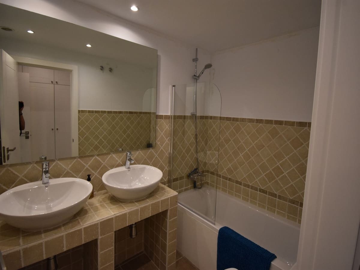 2 soverom Leilighet til salgs i New Golden Mile med svømmebasseng garasje - € 365 000 (Ref: 10071630)