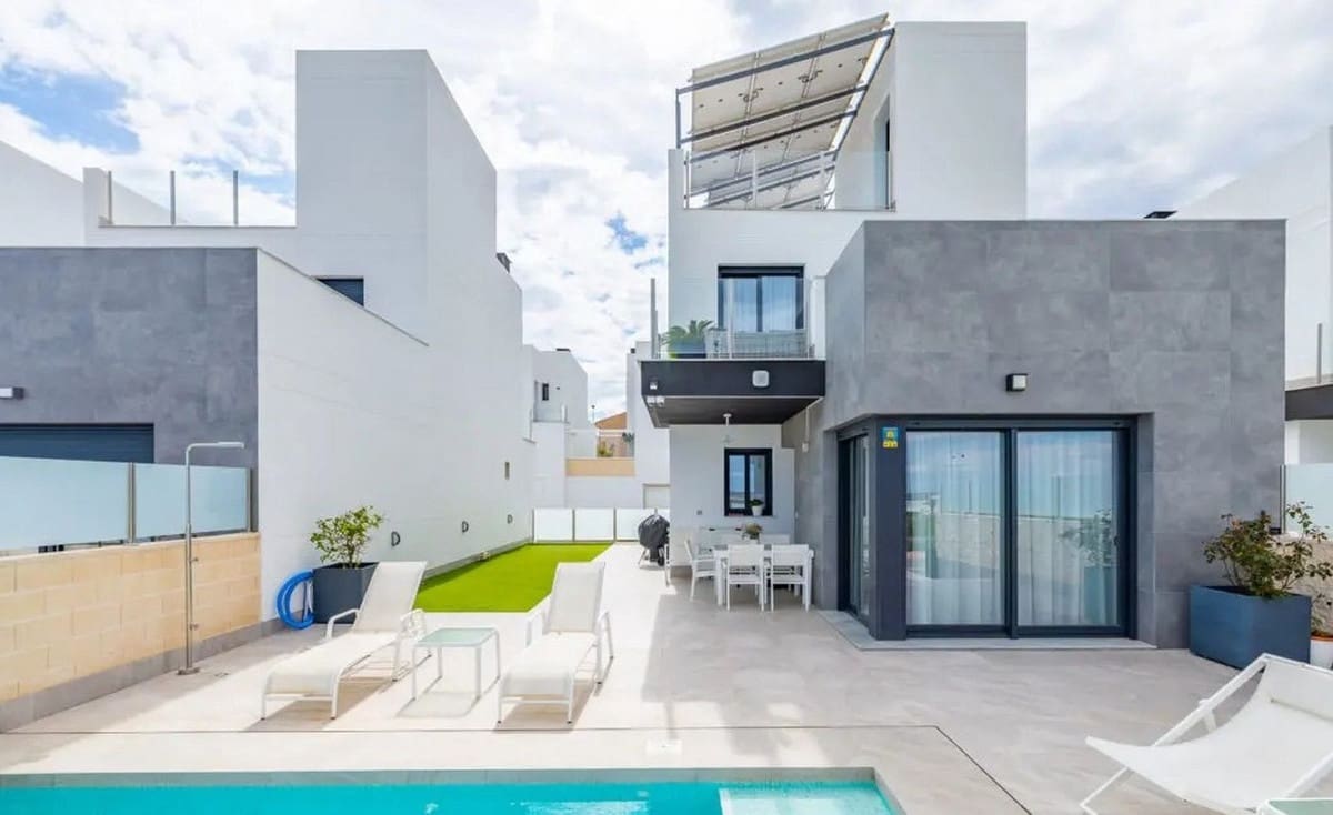 Chalet de 3 habitaciones en Los Balcones en venta con piscina garaje - 660.000 € (Ref: 10071651)