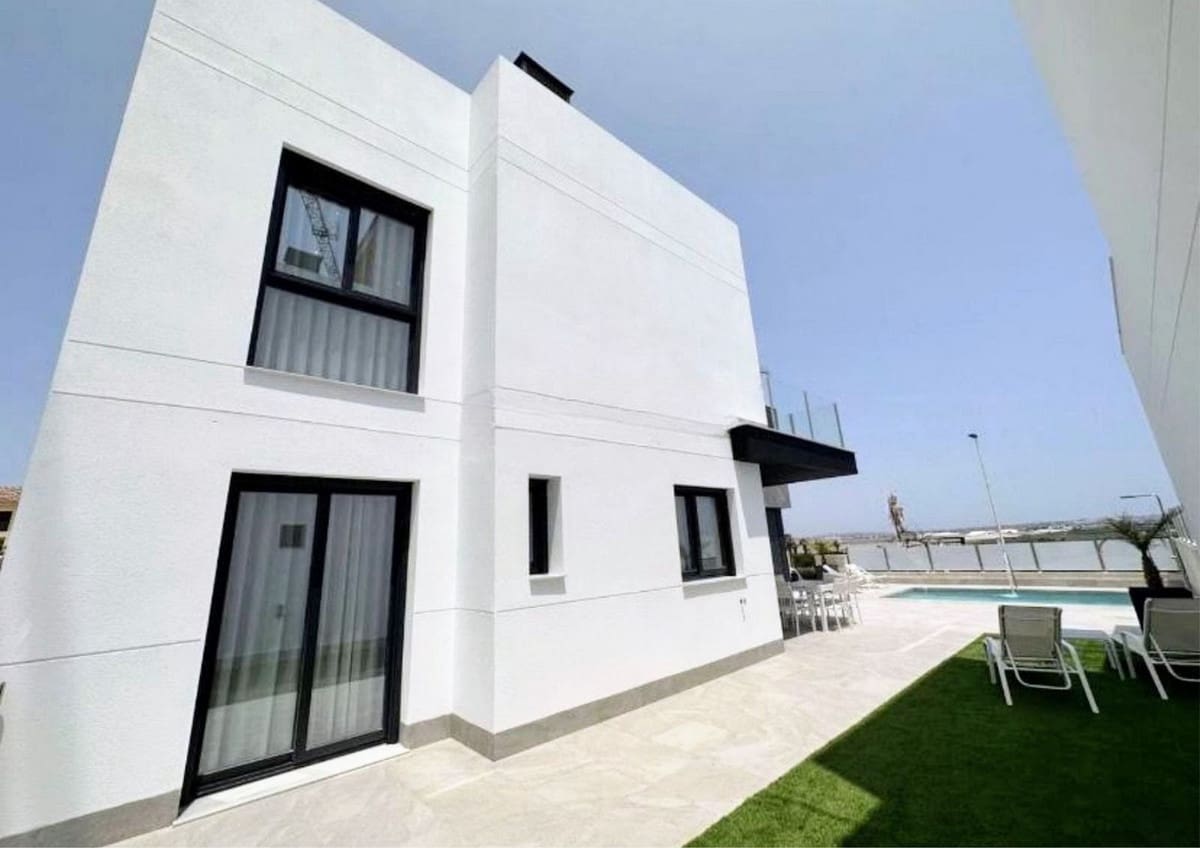 Chalet de 3 habitaciones en Los Balcones en venta con piscina garaje - 660.000 € (Ref: 10071651)