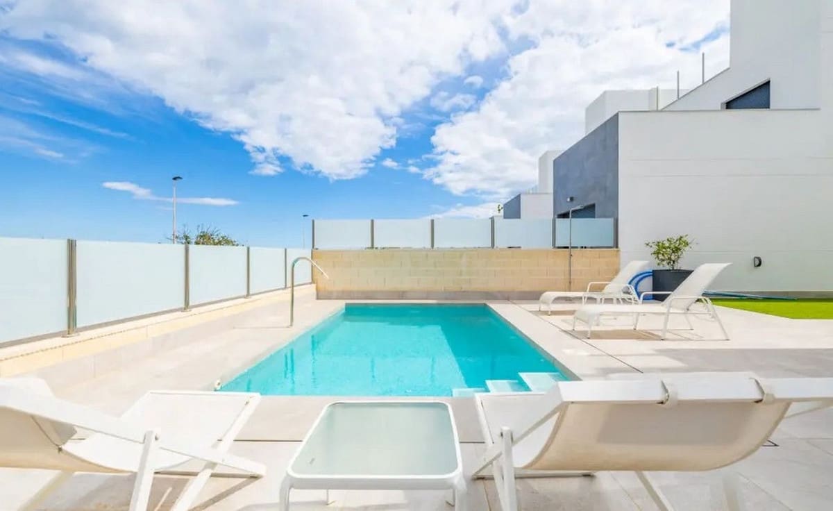 Chalet de 3 habitaciones en Los Balcones en venta con piscina garaje - 660.000 € (Ref: 10071651)