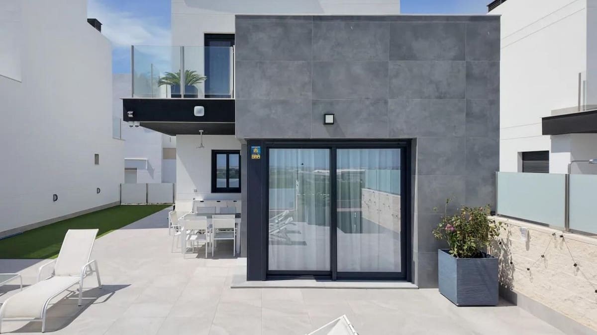 Chalet de 3 habitaciones en Los Balcones en venta con piscina garaje - 660.000 € (Ref: 10071651)