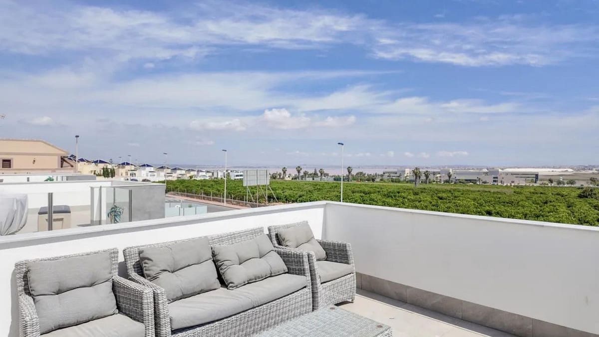 Chalet de 3 habitaciones en Los Balcones en venta con piscina garaje - 660.000 € (Ref: 10071651)