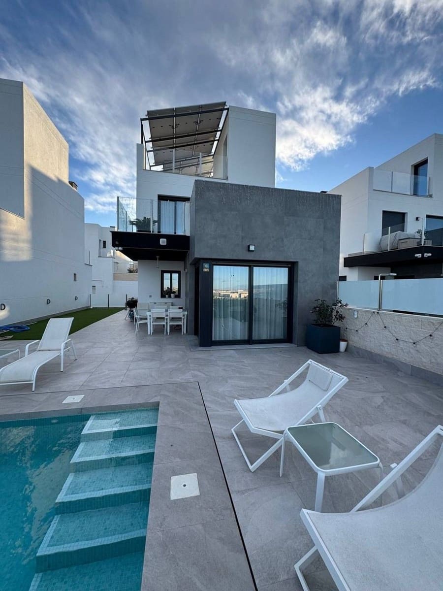 3 Zimmer Villa zu verkaufen in Los Balcones mit Pool Garage - 660.000 € (Ref: 10077510)