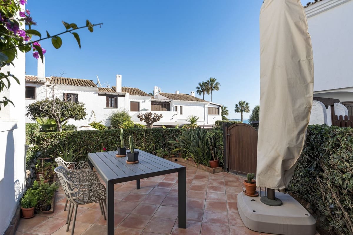 3 makuuhuone Omakotitalo myytävänä paikassa Estepona mukana uima-altaan - 495 000 € (Ref: 10082654)