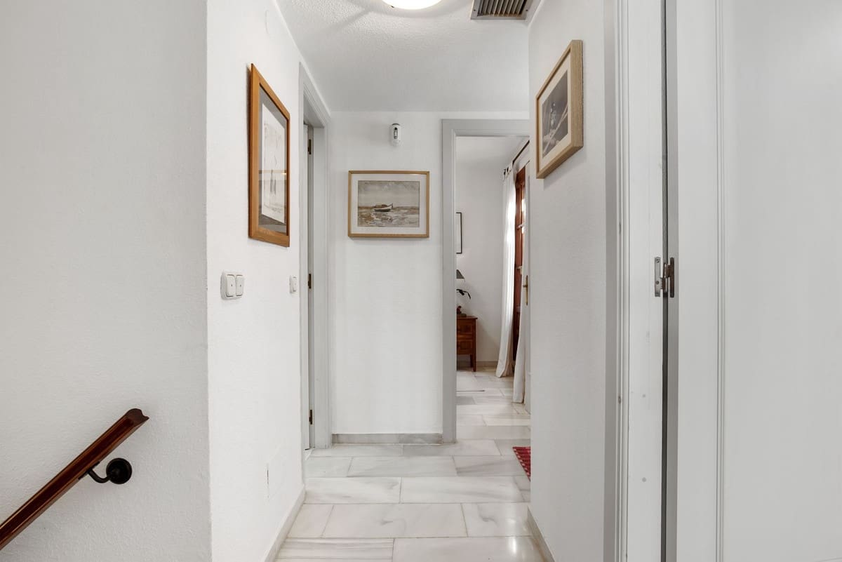 3 makuuhuone Omakotitalo myytävänä paikassa Estepona mukana uima-altaan - 495 000 € (Ref: 10082654)