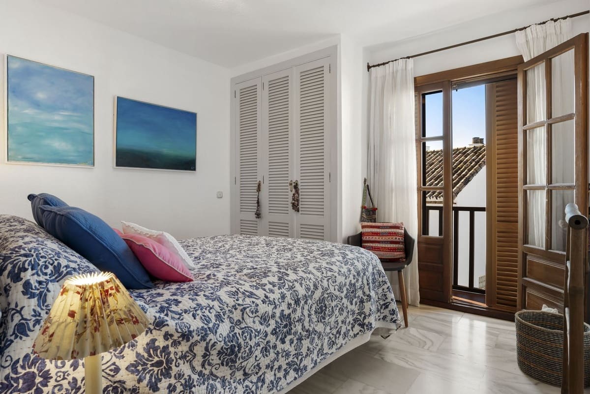 3 makuuhuone Omakotitalo myytävänä paikassa Estepona mukana uima-altaan - 495 000 € (Ref: 10082654)