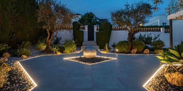 5 makuuhuone Omakotitalo myytävänä paikassa Las Brisas, Marbella mukana uima-altaan - 2 800 000 € (Ref: 10082707)