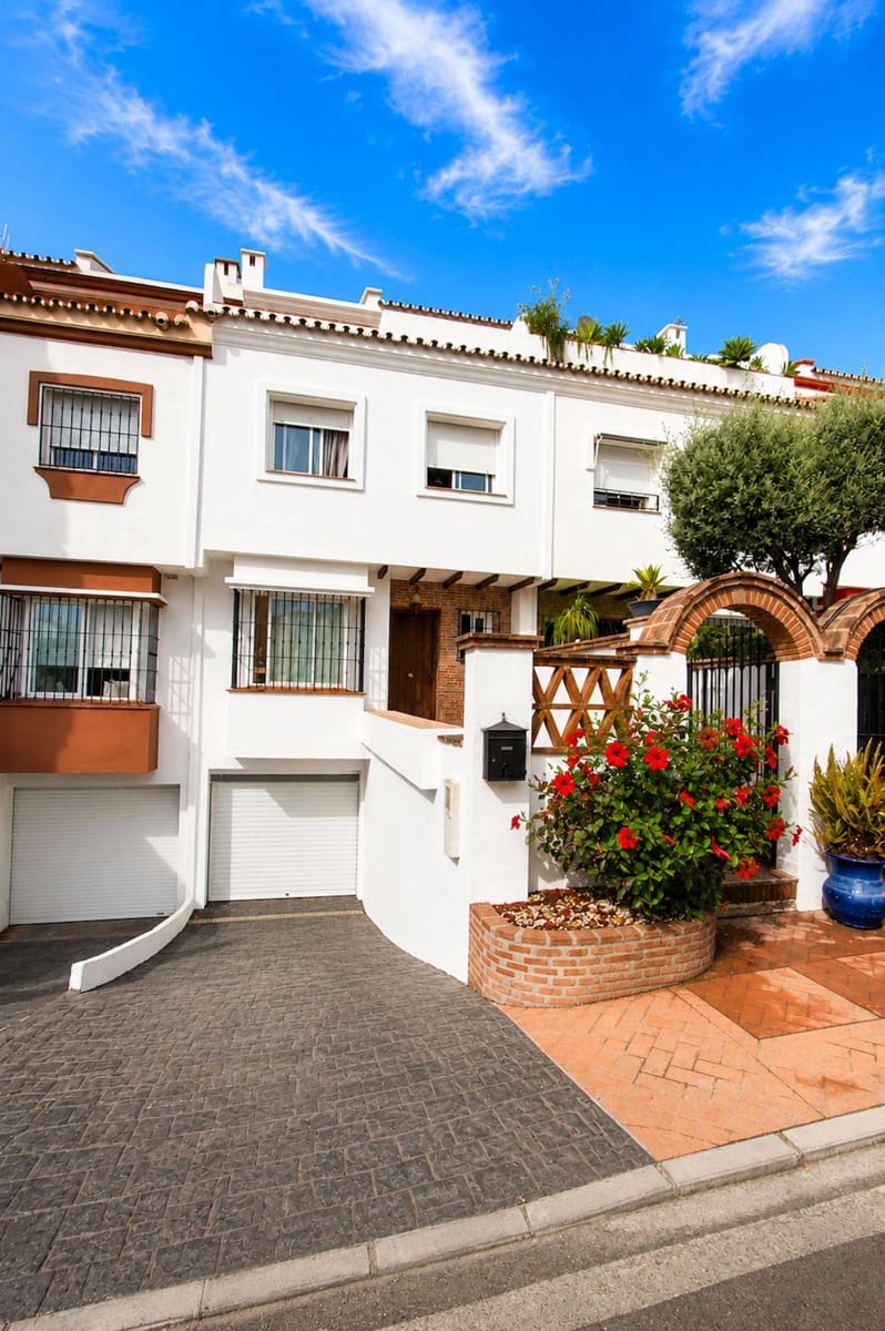 3 soverom Hus til salgs i Marbella med svømmebasseng garasje - € 875 000 (Ref: 10082738)