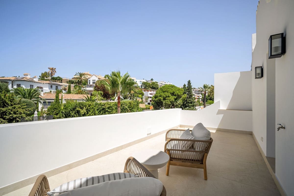 4 bedroom Townhouse for sale in La Quinta with pool - € 1,795,000 (Ref: 10082877)