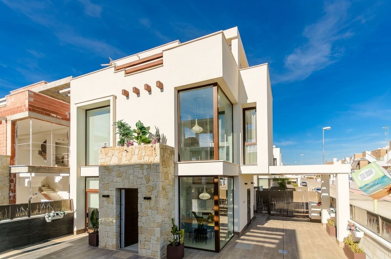 3 bedroom Villa for sale in Playa Honda with pool garage - € 580,000 (Ref: 10083092)