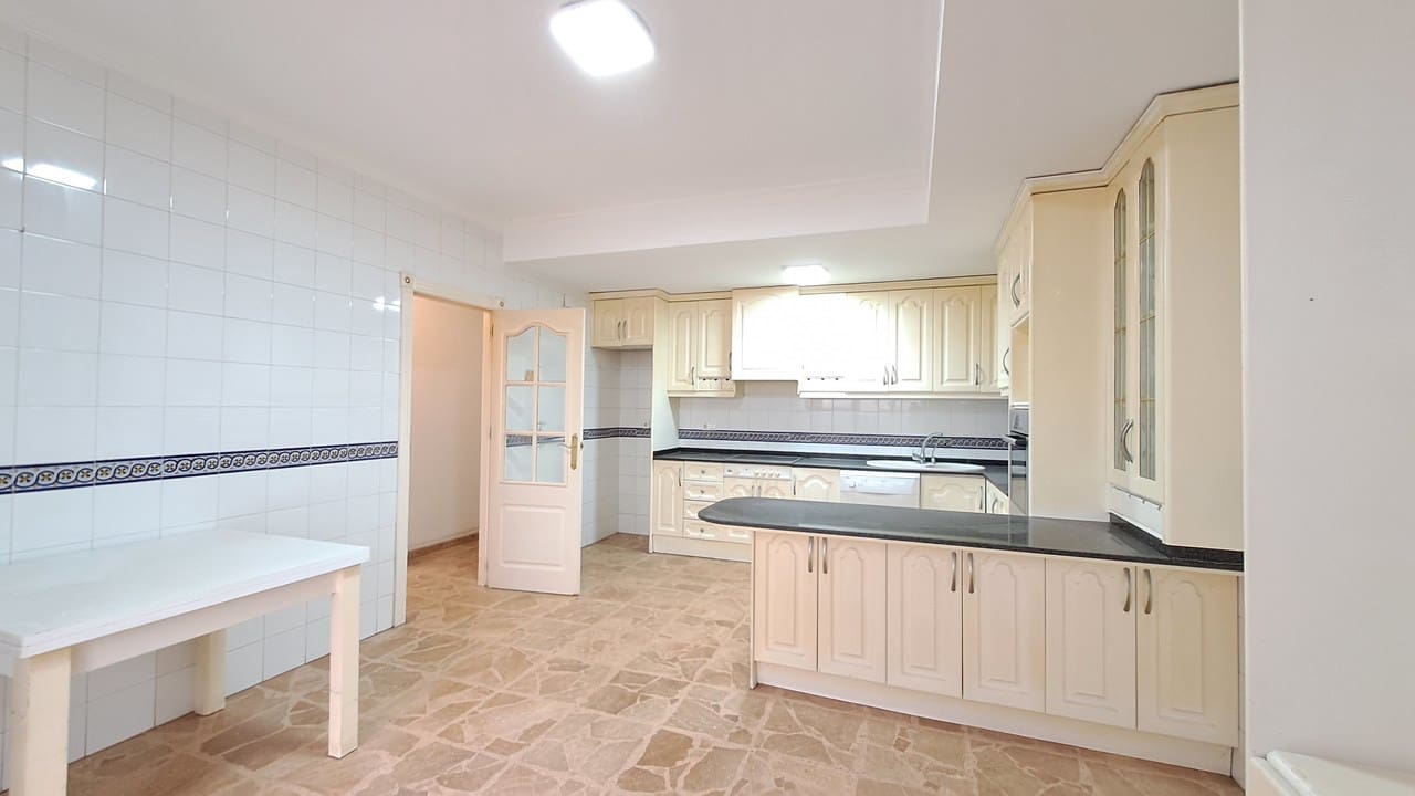 5 bedroom Apartment for sale in Torrevieja with garage - € 315,000 (Ref: 10083834)