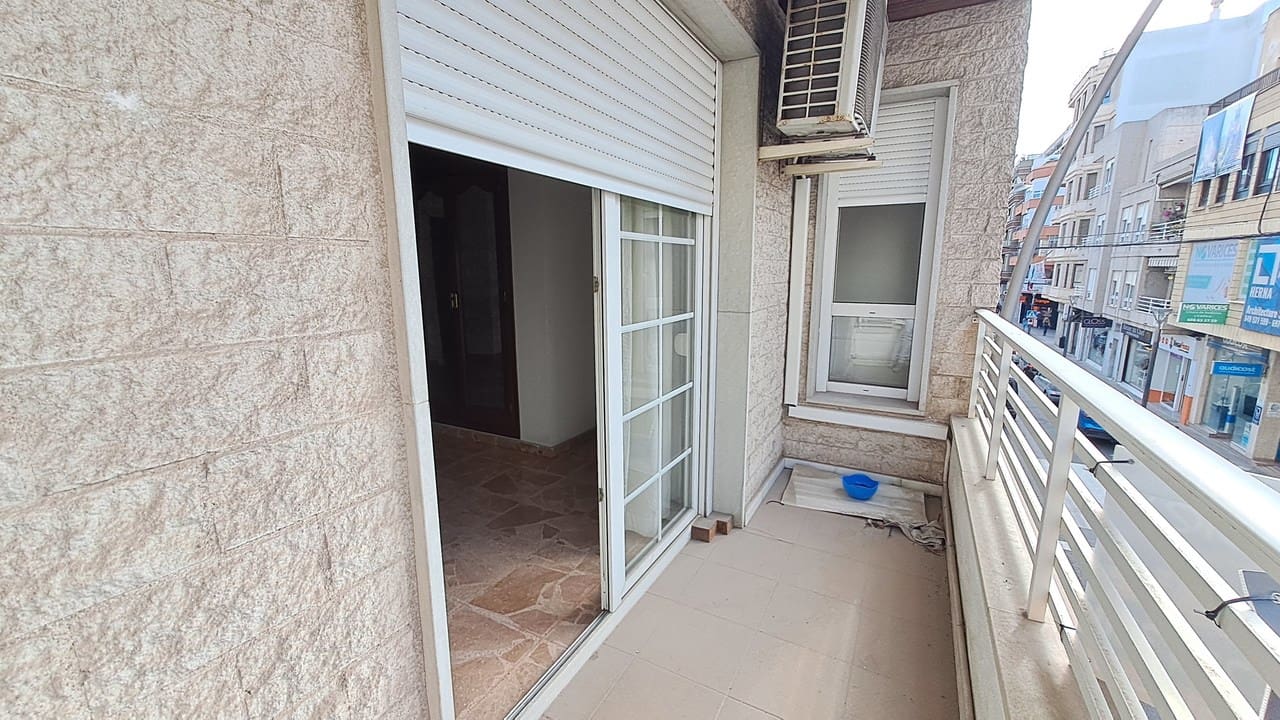 5 bedroom Apartment for sale in Torrevieja with garage - € 315,000 (Ref: 10083834)