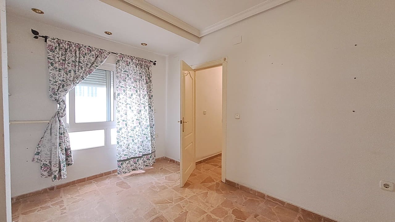 5 bedroom Apartment for sale in Torrevieja with garage - € 315,000 (Ref: 10083834)