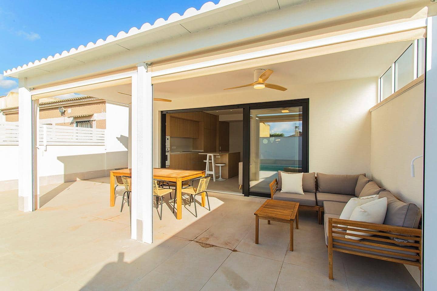 Casa de 2 habitaciones en Torrevieja en venta con piscina - 499.000 € (Ref: 10083847)