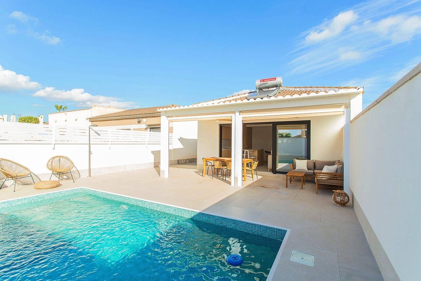 Casa de 2 habitaciones en Torrevieja en venta con piscina - 499.000 € (Ref: 10083847)