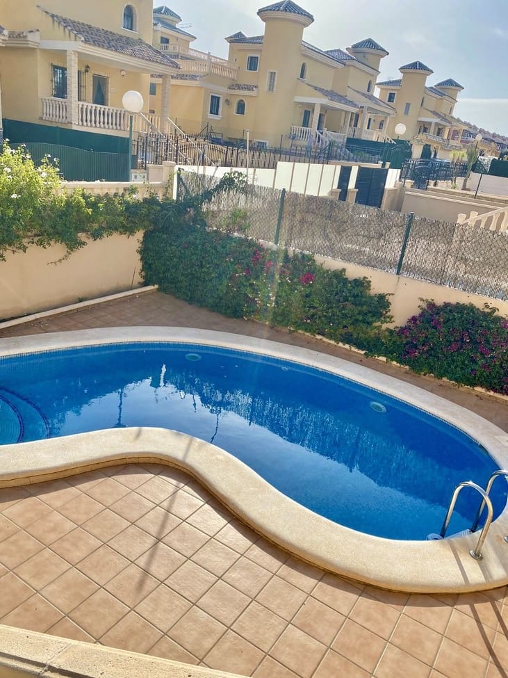 3 slaapkamer Halfvrijstaande villa te koop in Villamartin - € 363.500 (Ref: 10083862)