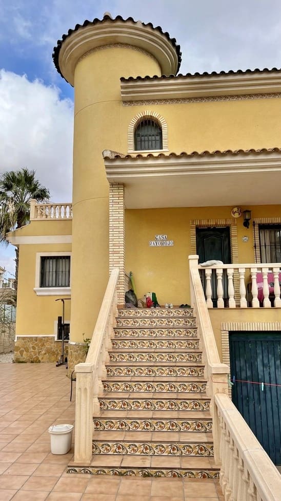 3 slaapkamer Halfvrijstaande villa te koop in Villamartin - € 363.500 (Ref: 10083862)