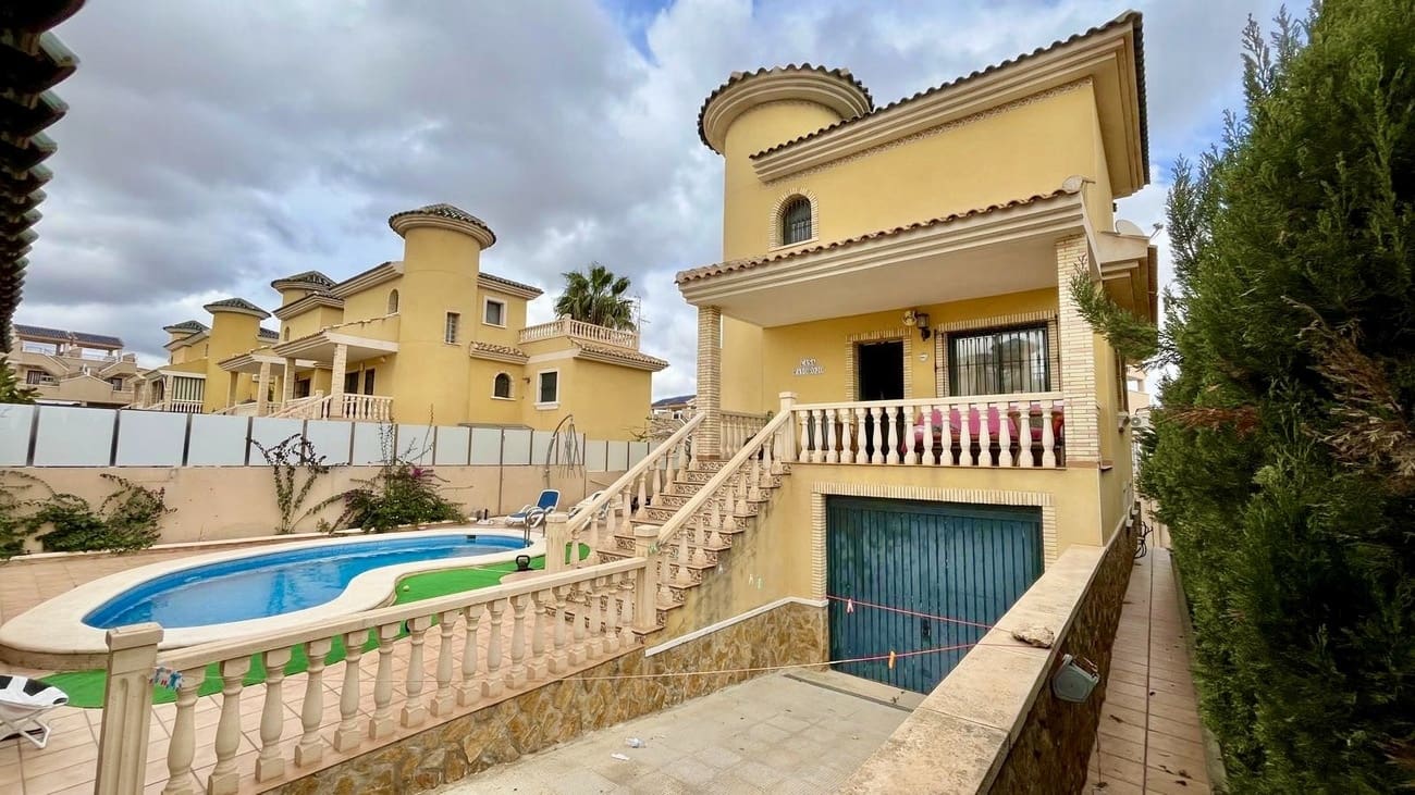 3 slaapkamer Halfvrijstaande villa te koop in Villamartin - € 363.500 (Ref: 10083862)
