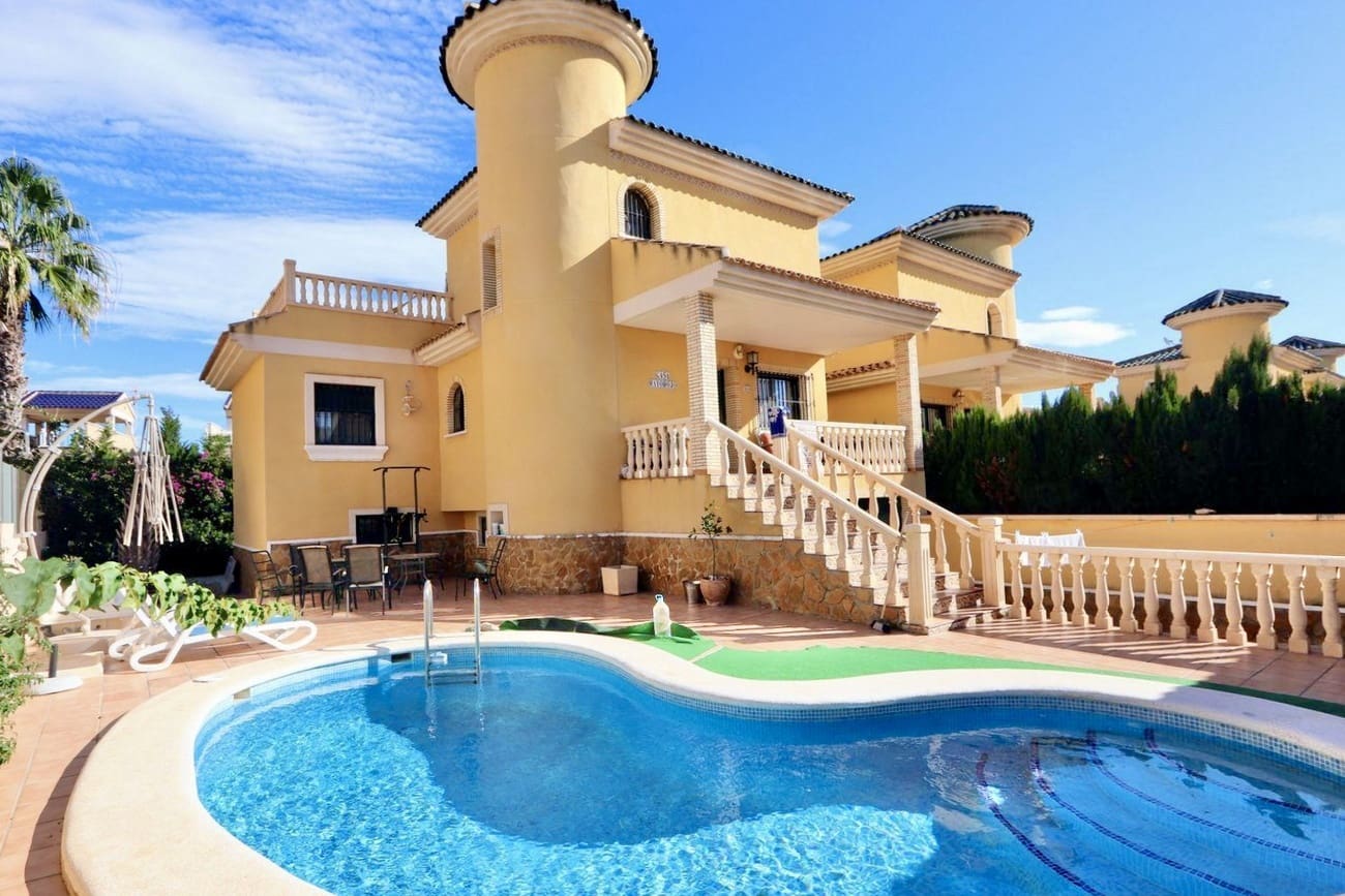 3 slaapkamer Halfvrijstaande villa te koop in Villamartin - € 363.500 (Ref: 10083862)