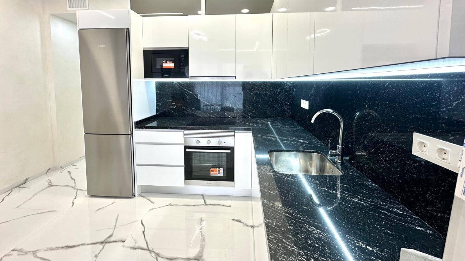 Apartamento de 2 habitaciones en Torrevieja en venta - 235.000 € (Ref: 10083900)