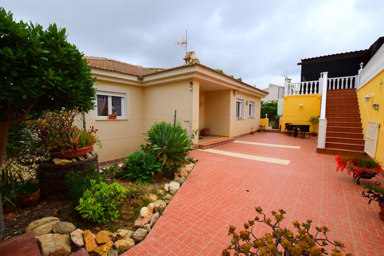 3 bedroom Studio for sale in Algorfa with pool garage - € 599,990 (Ref: 10083911)