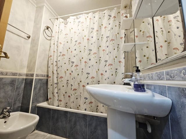Apartamento de 3 habitaciones en Las Piscinas Naturales, Torrevieja en venta - 225.000 € (Ref: 10083988)