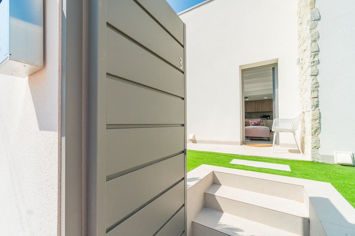 Chalet de 3 habitaciones en Orihuela Costa en venta con piscina - 524.900 € (Ref: 10084038)