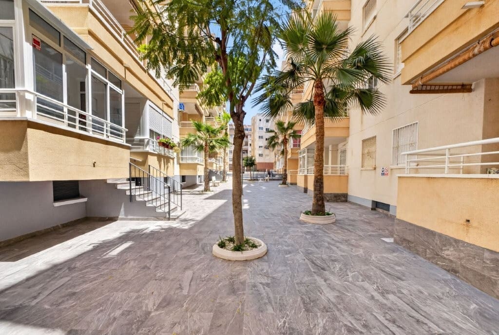 3 Zimmer Apartment zu verkaufen in Torrevieja mit Pool - 159.000 € (Ref: 10084073)