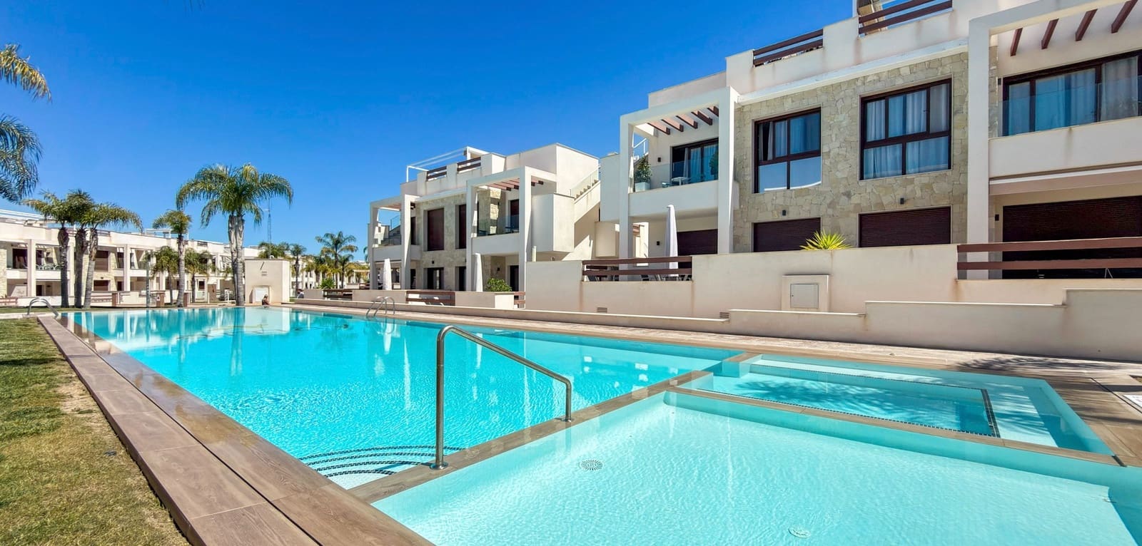 Apartamento de 2 habitaciones en Torrevieja en venta con piscina garaje - 299.000 € (Ref: 10084172)