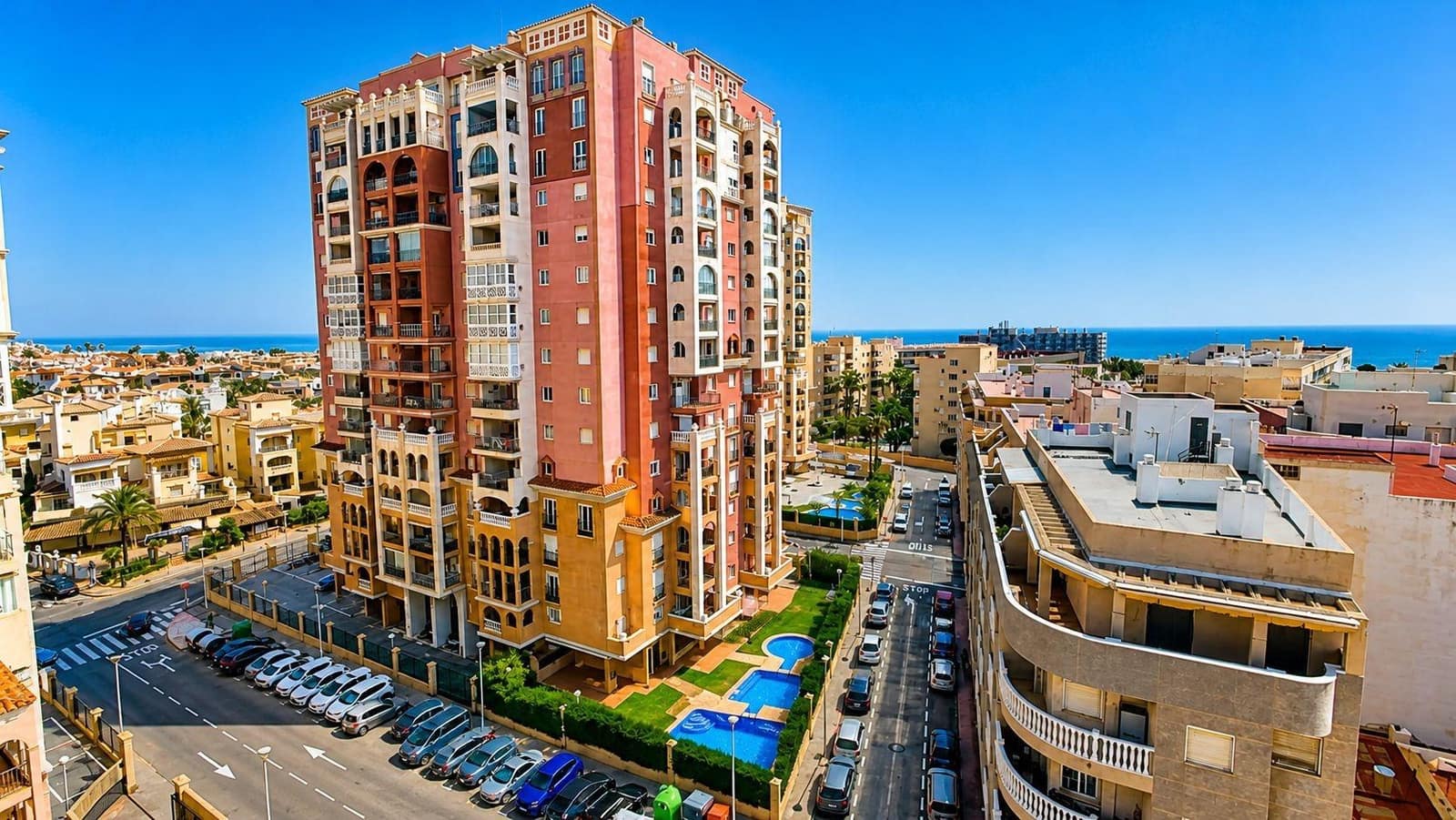 Apartamento de 3 habitaciones en Torrevieja en venta con piscina garaje - 255.000 € (Ref: 10084198)