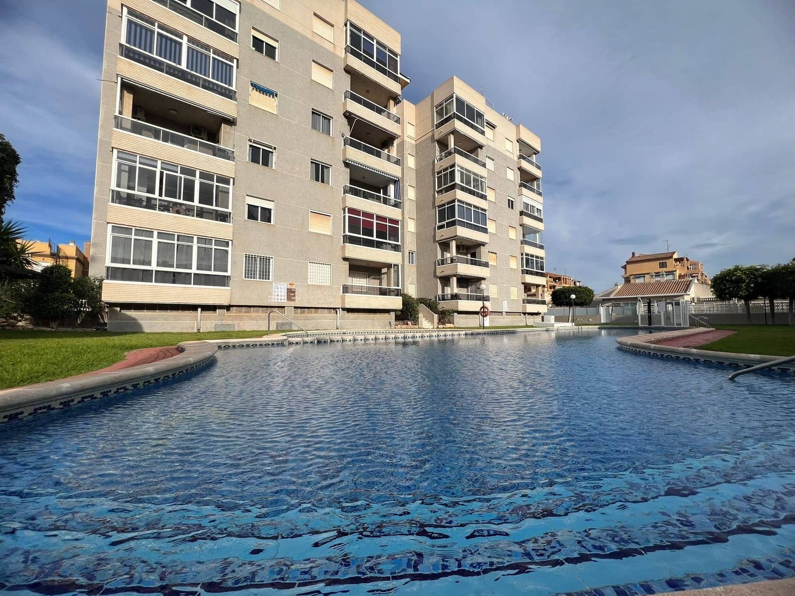 2 soveværelse Lejlighed til salg i Torrevieja med swimmingpool - € 195.999 (Ref: 10084390)
