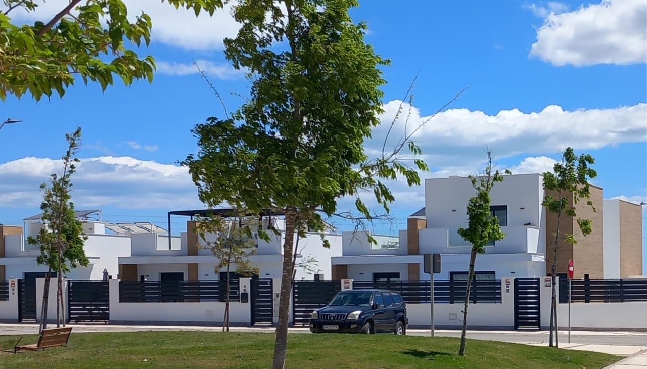 3 slaapkamer Villa te koop in Roldan met zwembad - € 379.000 (Ref: 10084707)