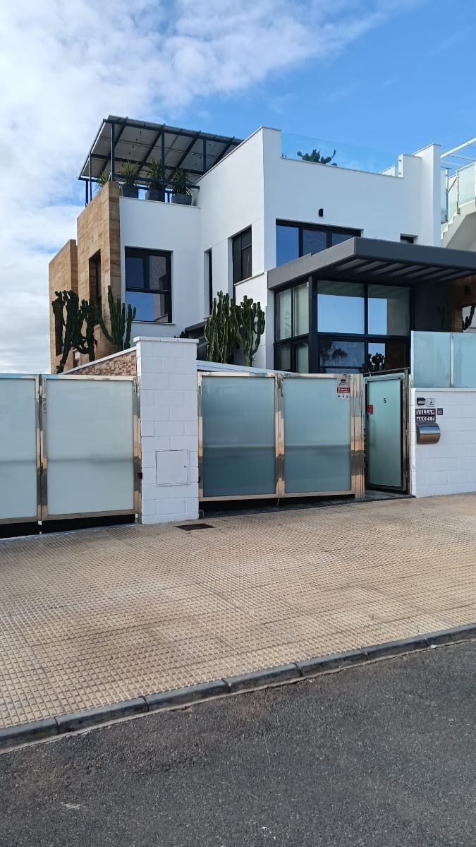 Chalet de 3 habitaciones en Cabo Roig en venta con piscina garaje - 570.000 € (Ref: 10084800)