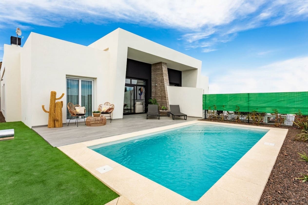 3 bedroom Villa for sale in Algorfa with pool garage - € 519,000 (Ref: 10084863)